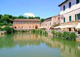 Le terme di bagno vignoni sono una struttura termale appartenente al bacino delle terme in provincia di siena e situata precisamente a san quirico d'orcia, che si trova nelle vicinanze della via francigena.stiamo parlando, quindi, di terme della toscana. Un Week End A Bagno Vignoni Tra Terme E Storia