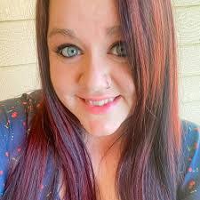 Elisa Bates's Instagram, Twitter & Facebook