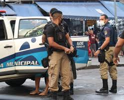 Na rua uruguaiana, no centro do rio de janeiro. Confusao Entre Guardas Municipais E Ambulantes Fecha Lojas Na Uruguaiana Jornal Meia Hora Geral