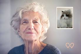 Ingrid och robotkatten "Lilla hjärtat"