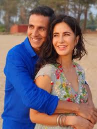 Sooryavanshi Star Akshay Kumar Holds Katrina Kaif In His Arms In This Happy Picture Katrina Kaif Bollywood Katrina Kaif Photo