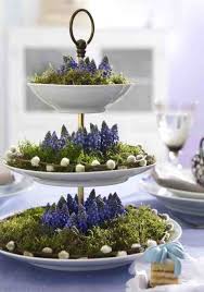 Fruhlingsdeko Mit Etagere Moos Und Blumen Von Grossstadtkind Ostern Blumen Blumenschmuck Fruhlingsdekoration