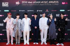 K Pop Stars Shine On The Mama Fans Choice Red Carpet Bangtan Bts Bangtan Boy Mama Awards