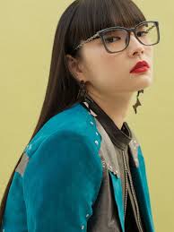 秋元梢がトライ コーチ のメガネでモードな秋冬おしゃれを完成 エル オンライン 秋元梢 ファッションアイデア 女の子