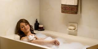 Lebih baik mandi dengan air pancuran di hotel ketimbang anda berendam di bak mandi yang belum tentu kejelasan kebersihannya. Hal Yang Tak Boleh Dilakukan Saat Berendam Okezone Lifestyle
