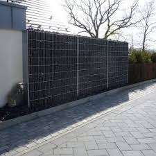 Der gartenzaun aus glas ist eine perfekte wahl, um ihre terrasse schön aber auch sicher zu gestalten. Gartenzaun Aus Steinen Und Glass Der Gartenzaun Gehort Zur Visitenkarte Des Hauses