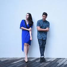Perpaduan hitam bikin ootd kondangan sama si dia jadi anggun dan elegan! 8 Busana Kondangan Yang Membuatmu Terlihat Kompak Nan Serasi Bersama Pasangan Tanpa Perlu Ribet Atau Berlebihan