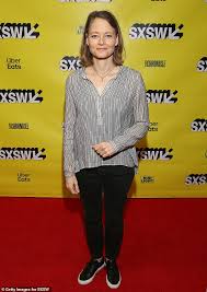 The silence of the lambs is directed by jonathan demme, and the screenplay was written by ted tally based on the novel of the same name by thomas harris.starring jodie foster and anthony hopkins. Jodie Foster Reveals She Was Scared Of Anthony Hopkins While Filming The Silence Of The Lambs Daily Mail Online