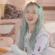 The mint green hair dye is so so pretty and eye catching. Gowon Pics On Twitter Blue Hair Mint Hair