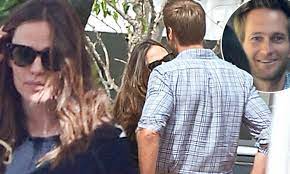 Jill duggar says she hasn't been to parents jim bob and michelle's house in 'a couple years'. Jennifer Garner Has Lunch Date With Her Ceo Boyfriend John Miller In The Pacific Palisades Daily Mail Online