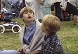 Hans två bröder, viktor och carl, spelar i bandet sugarplum fairy. Syskonkarlek Med Viktor Gustaf Noren Vi Ar Alltid Barn Musikbloggen