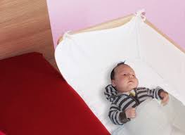 Das baby schläft ganz nahe bei mama und papa und doch nicht mit im bett. Baby Beistellbett Natur Fur Ikea Malm Bett Niedrige Version Amazon De Baby