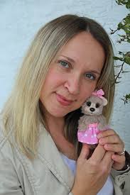 Ein kleiner Westi (West Highland Terrier). Gehäkelt von Ute Hofmann nach  meiner Häkelanleting. Ich freue mich immer so sehr neue und originelle  Kreationen zu sehen, die ganz anders sind, als meine eigene