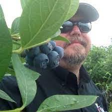 Lee Closson's Instagram, Twitter & Facebook