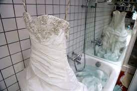 Es gibt verschiedene möglichkeiten lästigen schweißgeruch aus kleidung zu entfernen oder zumindest deutlich zu minimieren. Diy Wie Man Sein Brautkleid Reinigt
