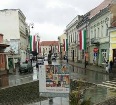 Latimea este egala cu 2/3 din lungimea acestuia, iar latimea fasiilor colorate trebuie sa fie egale. StrÄzile Din Sfantu Gheorghe Impanzite Cu Steagul Ungariei Money