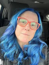 Hello Kent Island💙 It's been a while since I've introduced myself, so I'd  like to take a minute to do so! My name is Breezy, I am a stylist at the  lovely