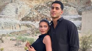 كايلي جينر وصديقها الفلسطيني بوضعية حميمية على سطوح أحد المباني الباريسية والمعجبون يهاجمون صور In 2020 Kylie Jenner Dating Kylie Jenner People News