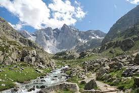 Cependant, beaucoup s'accordent à dire que ce challenge serait bien plus difficile s'il s'agissait de gravir le deuxième sommet de chaque continent. Les Sommets Des Pyrenees Travelski