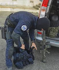 Gendarme Du Gign Qui Prepare Son Porte Plaque Malgre La Crise La Livraison Est Assuree Par Nos Transport Police Gign Gign Gendarmerie Nationale