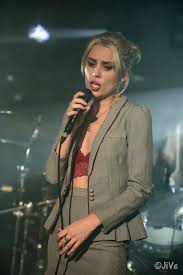 Puedes añadir más letras haciéndote ellie rowsell no figura entre los 500 artistas más apoyados o visitados de esta semana. Pin On Women