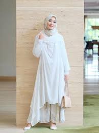 Busana muslim gamis terbaru ala dian pelangi cukup banyak disukai oleh konsumen. Intip Inspirasi Hijab Sehari Hari Dari Dian Pelangi Fashion Beauty Liputan6 Com