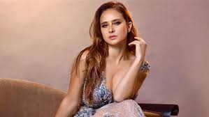‏ كشفت الفنانة المصرية، نيللي كريم، عن تعرضها لمرض خطير كاد أن يشوه وجهها. Ù†ÙŠÙ„Ù„ÙŠ ÙƒØ±ÙŠÙ… ØªÙƒØ´Ù Ø¹Ù† Ø¯ÙˆØ±Ù‡Ø§ Ø§Ù„Ø¬Ø¯ÙŠØ¯ ÙÙŠ Ø¹Ù…Ù„Ù‡Ø§ Ø§Ù„Ù…Ù‚Ø¨Ù„ Beirutcom Net