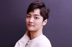 İkilinin gözleri buluşunca, müstakbel gelinin omuzlarındaki şişeler yere düşer ve paramparça olur. Akting Bareng Di Goblin Kim Min Jae Akui Gong Yoo Seksi Dan Imut