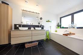 Modernes Badezimmer Mit Dunklen Fliesen Doppel Waschtisch Mit Unterschrank Badewanne Vor Dem Fenster Bad Ideen Interi Fertighauser Unterschrank Badezimmer