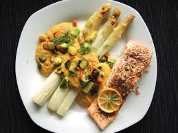 Der starkoch brät ein lachsfilet auf einem bett aus paprika, chilis, frühlingszwiebeln, olivenöl und zitrone im ofen. Ofenspargel Mit Mediterranem Gemuse Und Lachs Low Carb Chilirosen