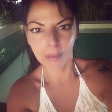 ישראלים אהובים במנאלי הזקנה ובתפוצות הודו... קולולוש קולולוש אנו מכריזים  בזאת על פתיחתה החגיגית של ה"מג'נונה". אותה גברת ( קרן מ"הדרגון אין" למי  שמכיר) בשינוי אדרת ( עברנו מקום אלכסונית מבית חב"ד