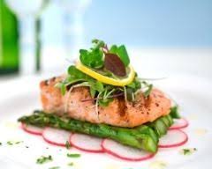 Pave De Saumon Grille Et Ses Legumes Frais Recette Plat Gastronomique Cuisine Gastronomique Gastronomie
