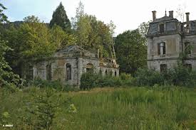 En moyenne, pour le prix d'un appartement dans la capitale britannique, on peut avoir un château en france. Saulxure Sur Moselotte France Vosges 1986 2011 Ruines De Chateaux