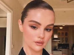 Bold Red Lipstick for the Beach? Kendall Jenner Says Yes in Cannes