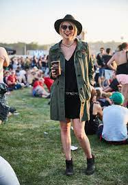 We offer fashion and quality at the best price in a more sustainable way. Festivaloutfit Parka Mit Patches Zu Kleid Und Ankleboots Lavie Deboite