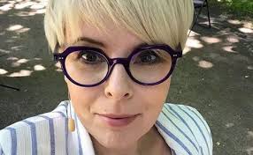 Kocha filmy,psy,przyjemności,dobre okulary,fajne buty,wygodne ciuchy i niektórych ludzi.wegetarianka.bibliofilka. Korwin Piotrowska Apeluje Trzeba Rozliczac Politykow Nie Ma Czasu Na Kolejne Klamstwa Dziennik Pl