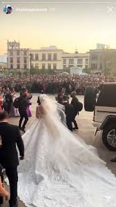 Este ícono del box siempre ha sido muy reservado con su vida privada, por lo que cuando los rumores de una lujosa boda comenzaron a surgir, el canelo se reservó sus comentarios. B1qryomcunl0zm