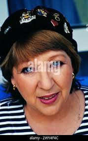 Angelika Mann, deutsche Schauspielerin und Sängerin, in einer Garderobe in  Berlin, Deutschland 1996 Stock Photo