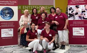 Mehr als 260 personen befanden sich im april 2020 gleichzeitig. St Polten Osterreich Kund Innen Mit Mobiler Massage Behandelt Massagebehandlung Und Massage Ausbildung