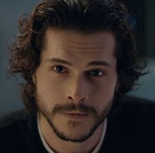 Sena, parlak ve modaya uygun giysiler giyen güzel bir genç kadındır. Sen Nasil Oluyor Da Bu Kadar Yakinsin Onunla Hep Sen Alperen Duymaz Cukur Emrah Mens Hairstyles Medium Length Curly Hair Beard Hairstyle