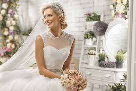 55 stunning wedding hairstyles for all brides in 2020. 7 Classic Wedding Hairstyles That Aren T Boring