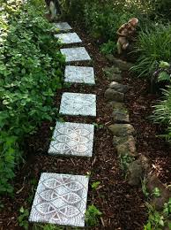 Einen Kreativen Gartenweg Anlegen Mit Zementsteinen In 2020 Gartenweg Gartentreppe Trittsteine Garten