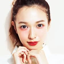 女子を可愛く キレイに見せることにかけてはピカイチなイガリシノブさんが甘いだけじゃなく色っぽいメイクをレクチャー ピンク ブルーが鮮やかな夏っぽい色気 メイクに挑戦して 赤みがポイントのいつもより 色っぽく見えるメイク方法にチャレンジして 日本の