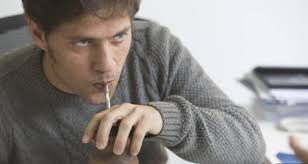 En uno de esos tantos días, donde se sirve café, se sonríe y se disfruta del trabajo, mary se entera de que se jugará la lotería de california, y le propone a su personal que compren un billete, para lo cual. Aparecio Una Sensual Foto De Axel Kicillof Y Estallaron Los Memes Da La Nota