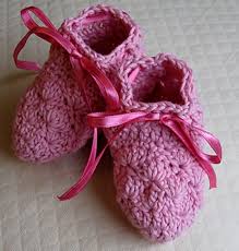 These easy diy crochet baby booties tutorials will help you with a step by step instructions to guide you on making the best booties for your little angel! Ravelry Scalloped Baby Booties Crochet Pattern Pattern By Phyllis Serbes