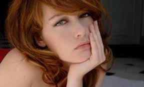 I am watching Iolanthe from Opera Australia 1976, Dame Heather Begg is  playing the Fairy Queen. RIP Though a basic search, I cannot find her  height. Does anyone have any insight or