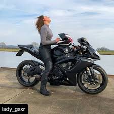pin on les femmes et les motos