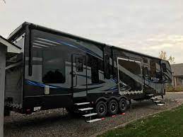 Keystone rv has taken innovation up a notch with the new fuzion 420 floorplan, combining maximum storage space with luxury living both indoors and outdoors. 2016 Used Keystone Fuzion 420 Toy Hauler In Washington Wa