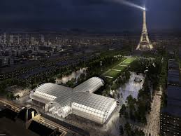 Alain lacombe au pied de sa tour eiffel qu'il construit à l'identique de celle de paris.elle fera 26 mètres de haut. Le Forum International De La Construction Bois Reporte En Juillet 2021