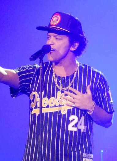Locked Out Of Heaven, año 2012 con BRUNO MARS